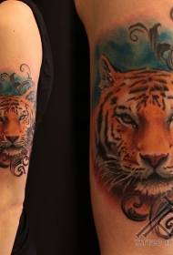 Model de tatuaj din cap de tigru vopsit cu braț