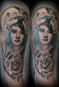Retrat femení de color braç gran amb patró de tatuatge de cap de llop