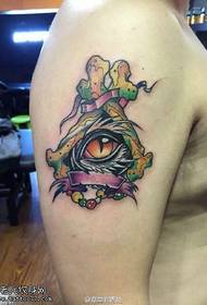 Rameno maľované tetovanie boha oko