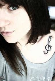 Красиві красиві ноти татуювання на плечі