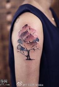 肩部水墨的树纹身图案