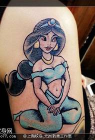 Motivo a tatuaggio a sirena sulla spalla