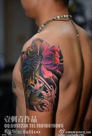 Omuz boyalı koi lotus dövme deseni