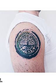 Rameno kolem stromu tetování vzor