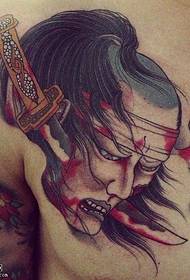 Uzorak tetovaže bodeža na ramenu