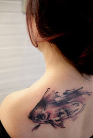 Spalla, bella pittura di tinta, picculu tatuaggio di pesce