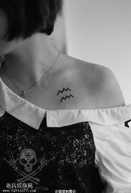 Motif de tatouage de la petite ligne ondulée aux épaules