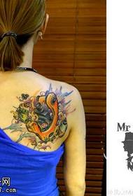 Spalla dipinta a figura meccanica di tatuaggi