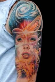 タトゥーパターンを描いたスペースを持つ大きな腕の女性の肖像画