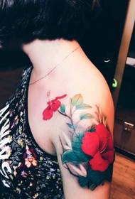 Exquisite and beautiful shoulder hibiscus tattoo tattoo