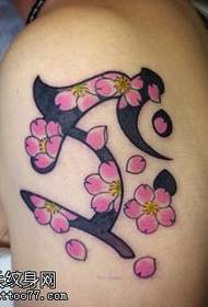 Sakura Sanskrit tatoveringsmønster på skulderen