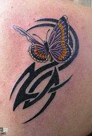 Patrón de tatuaje de mariposa de hombro