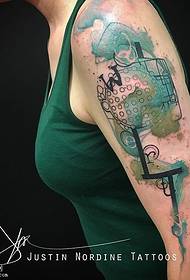 Na ramenem vzorcu radio tatoo s črnilom