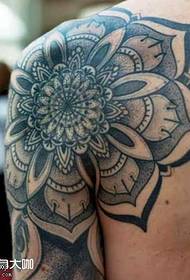 Shoulder thorn flower tattoo pattern