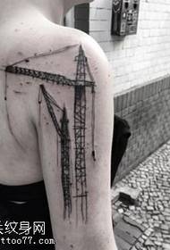 Patrón de tatuaxe de guindastre en torre de ombreiro