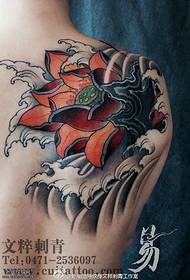 Na ramenem vzorcu tetovaže lotosov sprej