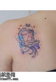 Model tatuazhi me kapelë me bojëra uji