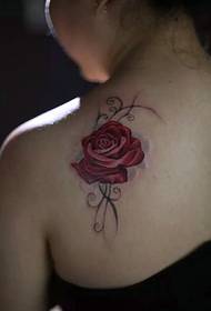Sexy spalla profumata con un tatuaggio di rose rosse