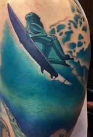 Gros bras surfant femme avec motif de tatouage de requin