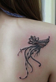 少女の肩のトレンドのタトゥー画像
