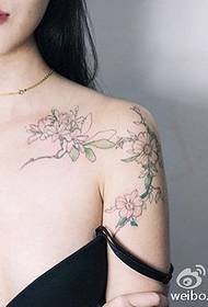 Όμορφο και φρέσκο λουλουδάτο τατουάζ στους ώμους