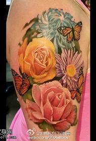 Pleca skaists ziedu tetovējuma raksts