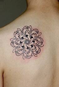 Směšné tetování na zadním rameni