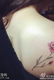 Padrão de tatuagem de flor pequena com ombros claros