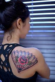 Rose fan tyttö lapa tatuointi