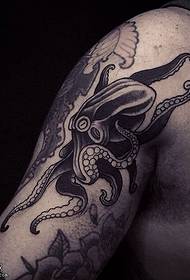 الگوی تاتو ماهی مرکب شانه