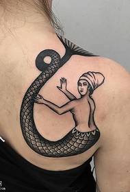 U mudellu di tatuaggi di sirena nantu à a spalla