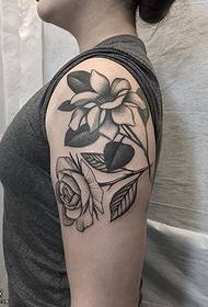 Na rame vintage cvetlični vzorec tatoo