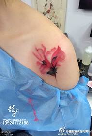 Patrón floral de tatuaxe con salpicaduras de ombreiro