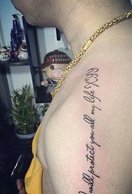 Foto de tatuaje local en inglés en el hombro del hombre local