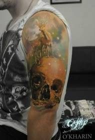 Cranio colorato insolito con motivo a tatuaggio di cervo