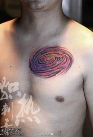 肩部的行星纹身图案