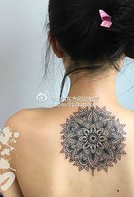 Na ramenu klasični uzorak tetoviran uzorak tetovaža