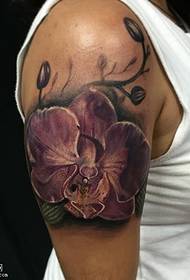 Na ramenu ljubičasti orhideja tetovaža uzorak