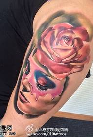 Plecu skaistuma rožu tetovējuma raksts