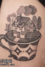 Patrón de tatuaje de casa en la copa