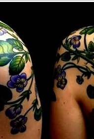 Pár pliec s rovnakými obrázkami včiel a rastlín tetovania