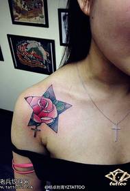 Ženski obarvan petokraki vzorec roza tatoo