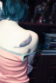 Ароматно рамо с прясно перо мода татуировка снимка