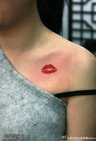 Shoulder sexy lips tattoo pattern