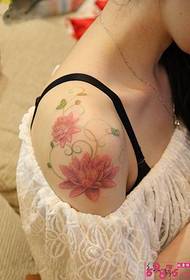 Tyttö olkapää kukka ja kukka viiniköynnös tatuointi kuva