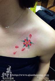Wzór tatuażu piękny kwiat wiśni