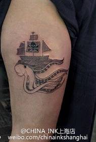 Odświeżający wzór tatuażu żeglarskiego ośmiornicy