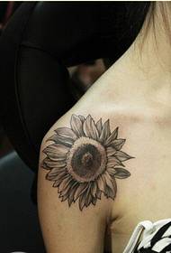 Gambar bahu perempuan cantik tampak gambar pola tato bunga matahari