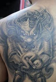 un tatuaje clásico de unicornio de bestia en el hombro