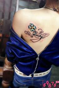 Mergaitės nugaros petys šviežios keturių lapų dobilų angliškos tatuiruotės nuotraukos